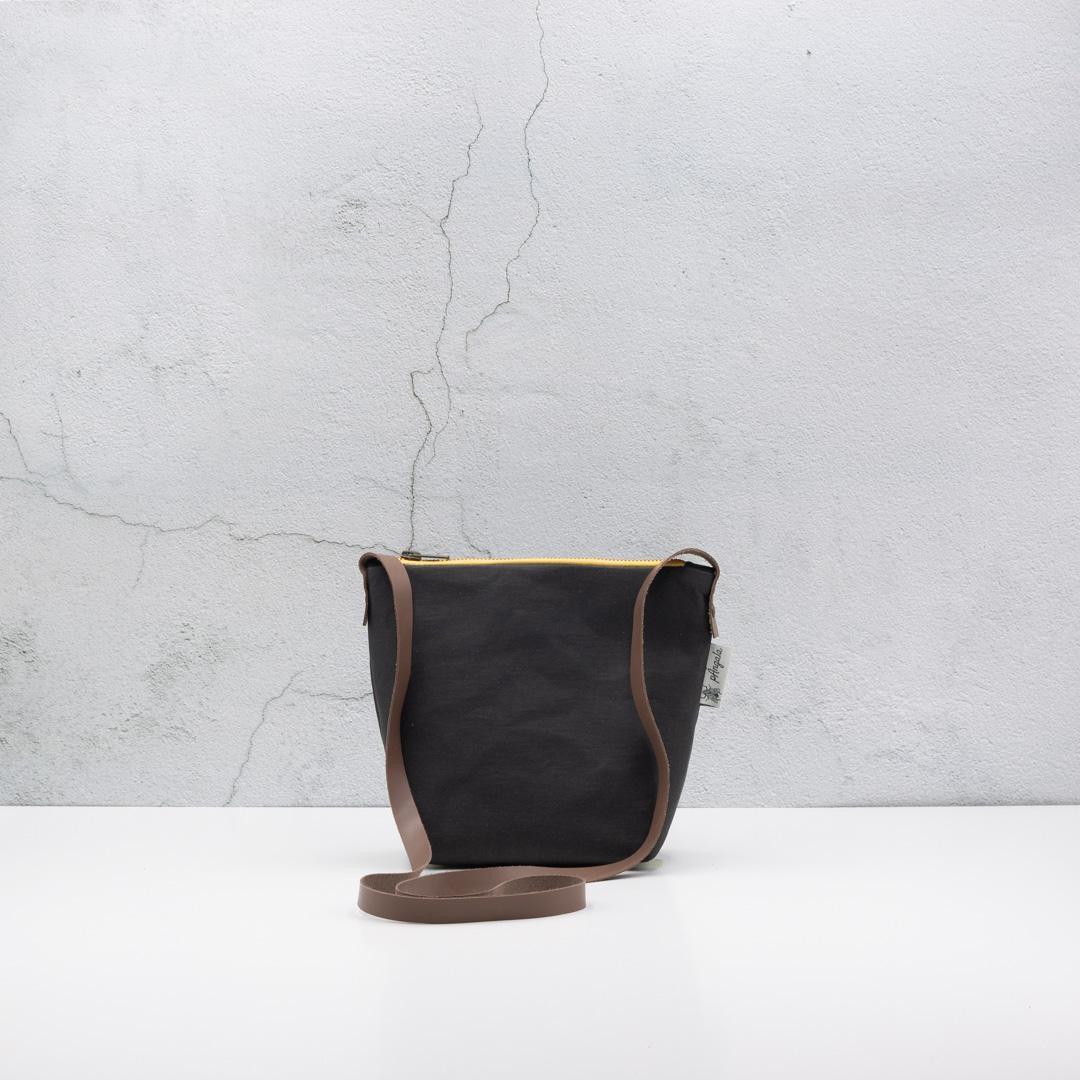bandolera sostenible minimalista negra basica hecha en España valencia