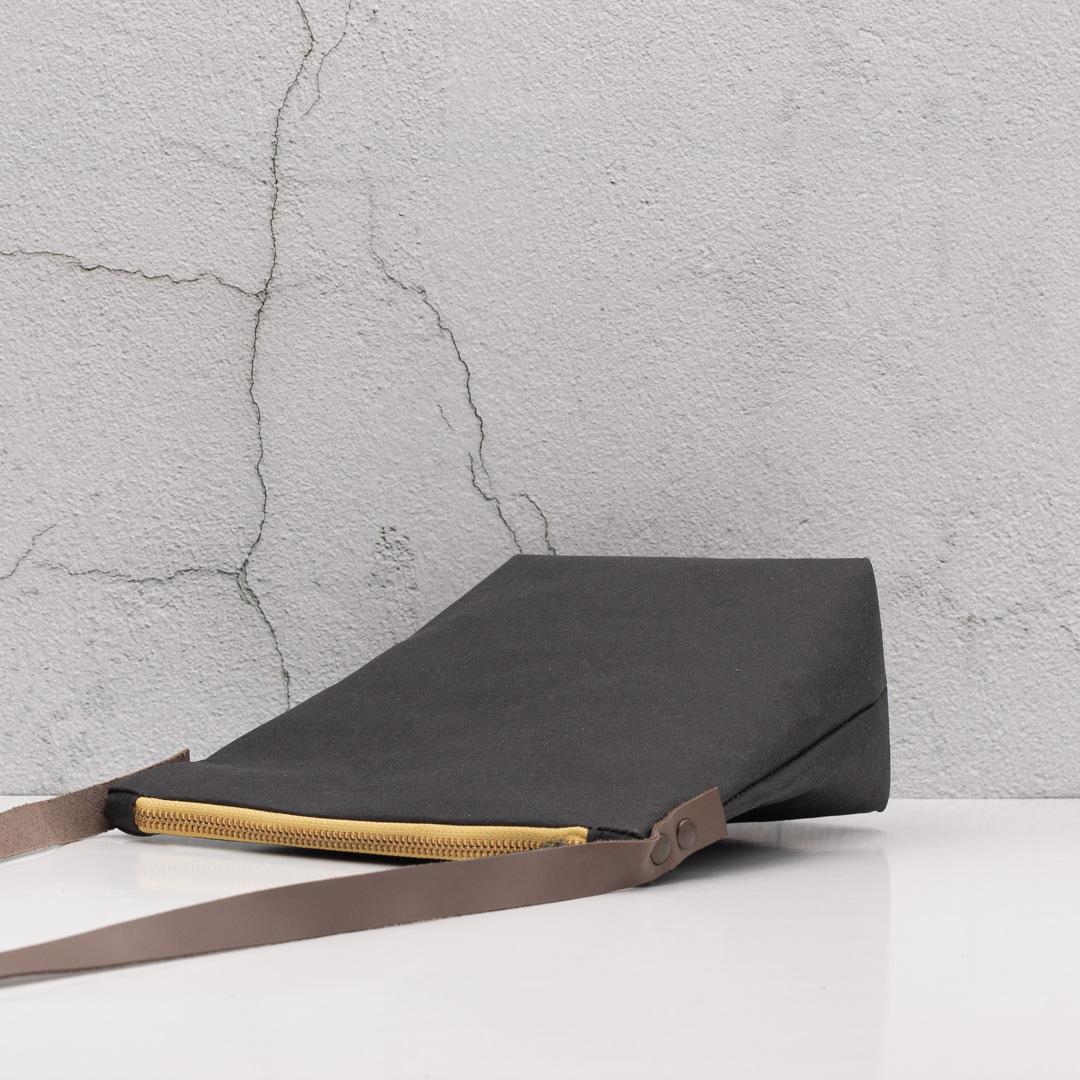 bandolera sostenible minimalista negra basica hecha en España valencia