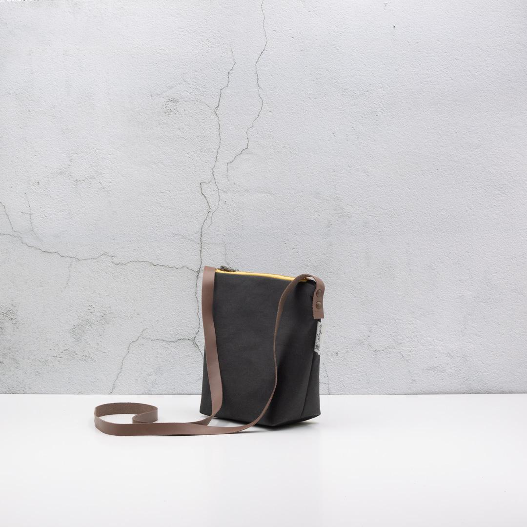 bandolera sostenible minimalista negra basica hecha en España valencia